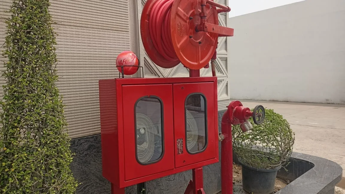 Outdoor fire hose reel cabinet and hydrant point